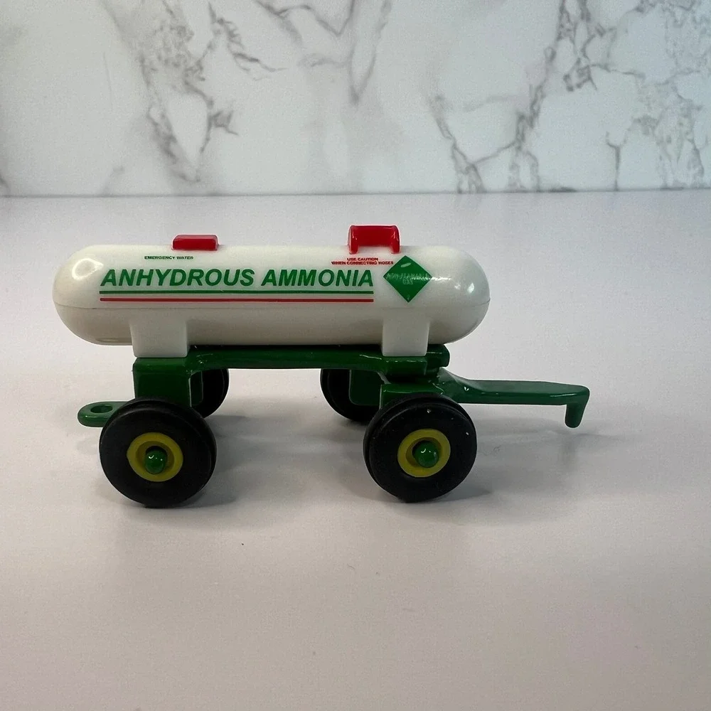 ERTL John‎ Deere 1/64 Anhydrous Ammonia Tractor Tank Trailer w/Yellow Rims, 3